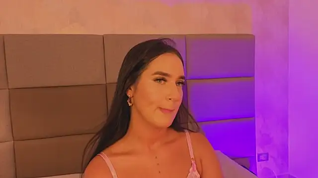 Snapshot of Emily_luve chatting on May 4, 2026, 7:54 pm Emily luve online show from May 4, 2026, 7:54 pm
