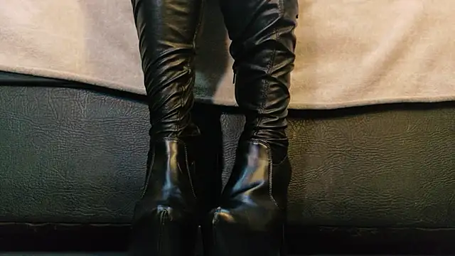 MilaDeRoux online show from February 11, 2026, 3:33 am