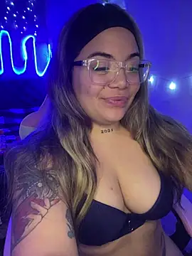 Lindalatina2001 online show from April 16, 2026, 2:23 am