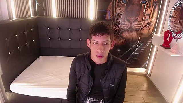 Snapshot of AleJines__ chatting on December 2, 2025, 11:37 am AleJines online show from December 2, 2025, 11:37 am