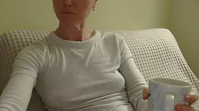 Snapshot of AuroraAG chatting on April 14, 2026, 8:15 pm AuroraAG online show from April 14, 2026, 8:15 pm