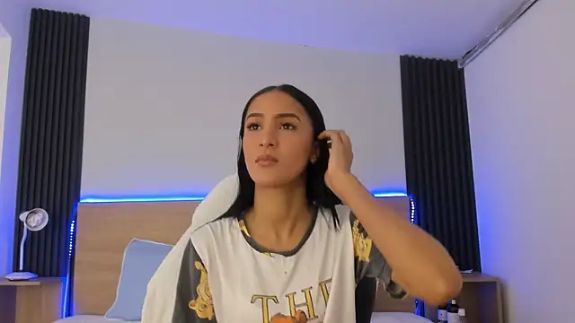 Samantha luv  online show from February 3, 2026, 3:04 am