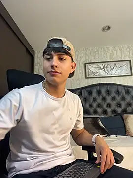 Snapshot of Lander_Cruz chatting on April 7, 2026, 8:09 pm Lander Cruz online show from April 7, 2026, 8:09 pm