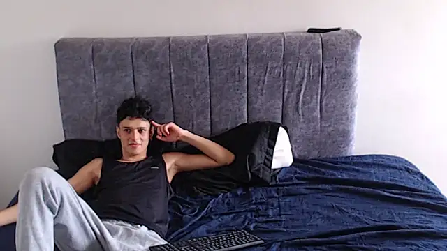 hottie couplee online show from May 20, 2026, 10:05 pm