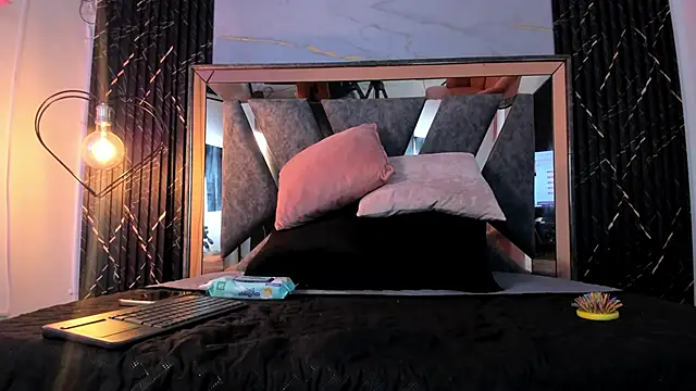 Snapshot of Hotty_redd chatting on December 3, 2025, 7:45 pm Hotty redd online show from December 3, 2025, 7:45 pm