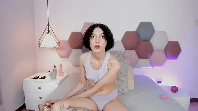 LyraVendrell online show from April 9, 2026, 12:32 am