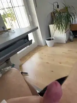 hannes256102 online show from April 5, 2026, 9:39 am