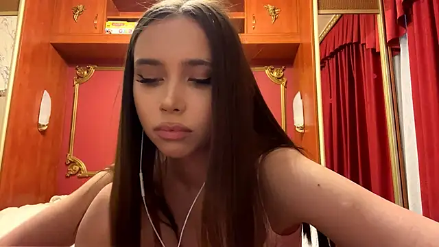 Snapshot of LauraMystiq chatting on February 3, 2026, 2:11 pm LauraMystiq online show from February 3, 2026, 2:11 pm