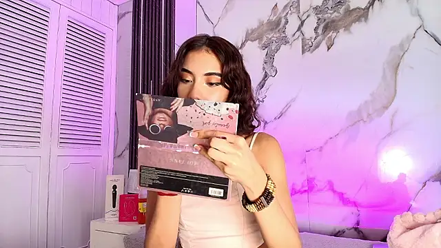 BellaHarpeer online show from March 13, 2026, 8:15 pm