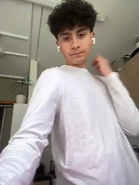 hungspanishtwink online show from April 18, 2026, 2:43 pm