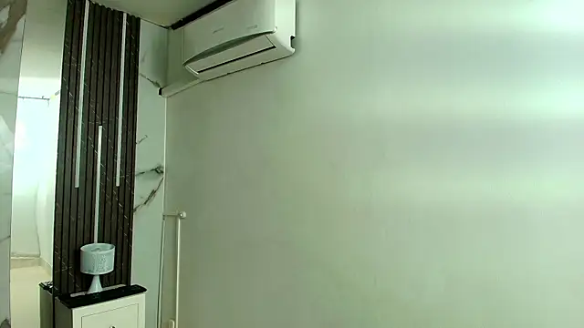 Snapshot of AprillRoss chatting on December 22, 2025, 11:51 am AprillRoss online show from December 22, 2025, 11:51 am