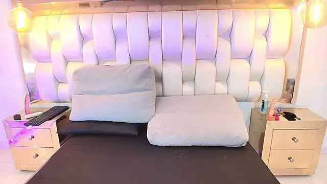 Snapshot of AprillRoss chatting on January 5, 2026, 5:27 pm AprillRoss online show from January 5, 2026, 5:27 pm