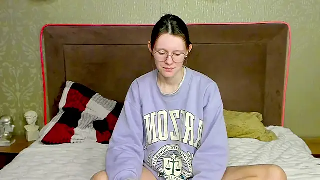 RoxyHerena online show from January 14, 2026, 4:07 am