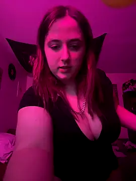 lunaazulxo online show from December 23, 2025, 10:46 am
