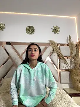 Snapshot of Zoey_dim chatting on December 20, 2025, 8:38 pm Zoey dim online show from December 20, 2025, 8:38 pm