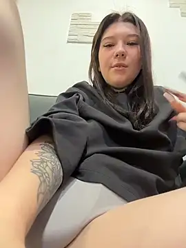 FionaMurr online show from April 7, 2026, 11:04 pm