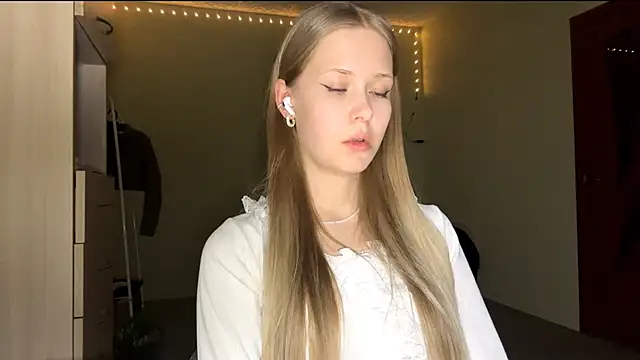 ZaidaSchwarten online show from February 2, 2026, 5:44 pm