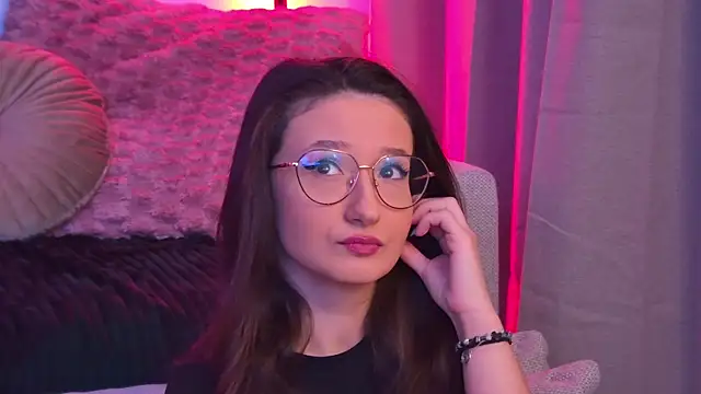 Snapshot of TheaMalekoo chatting on February 10, 2026, 7:45 am TheaMalekoo online show from February 10, 2026, 7:45 am