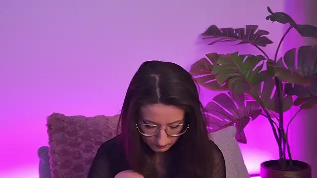 Snapshot of TheaMalekoo chatting on April 10, 2026, 7:02 am TheaMalekoo online show from April 10, 2026, 7:02 am