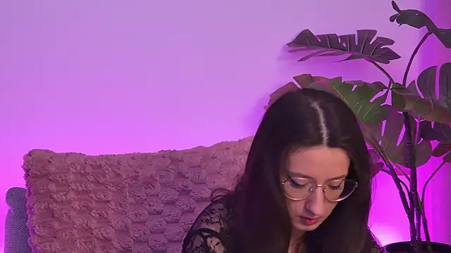 Snapshot of TheaMalekoo chatting on April 16, 2026, 6:58 am TheaMalekoo online show from April 16, 2026, 6:58 am