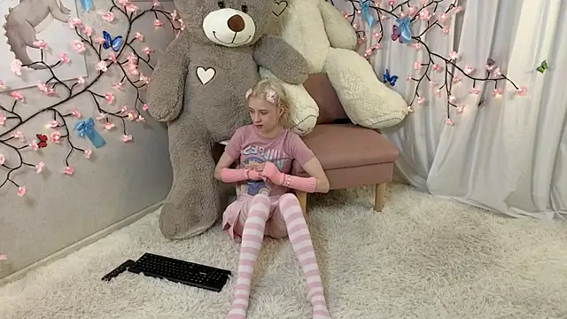 ViollaBloom online show from December 22, 2025, 2:41 am