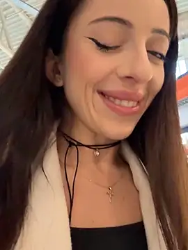 YeaLina online show from December 16, 2025, 10:09 am