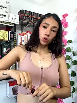 lunaluxury22 online show from January 18, 2026, 3:05 pm