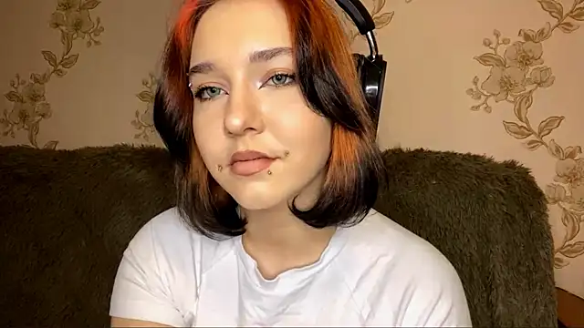 EmilyVeiro online show from February 10, 2026, 8:24 pm