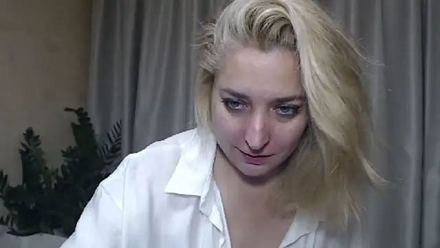 Snapshot of sweetpussy13 chatting on September 19, 2025, 5:53 am sweetpussy13 online show from September 19, 2025, 5:53 am