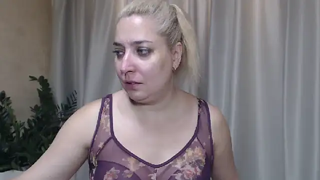 Snapshot of sweetpussy13 chatting on September 20, 2025, 5:52 am sweetpussy13 online show from September 20, 2025, 5:52 am