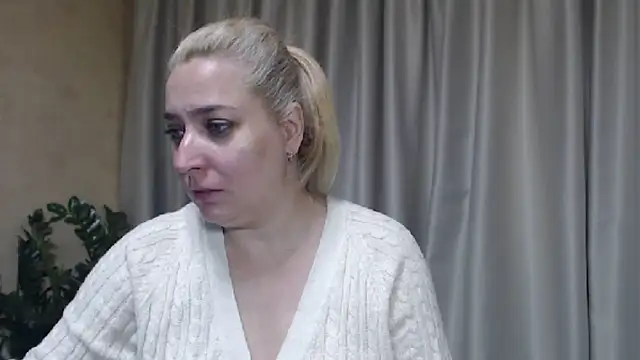 Snapshot of sweetpussy13 chatting on September 28, 2025, 5:35 am sweetpussy13 online show from September 28, 2025, 5:35 am