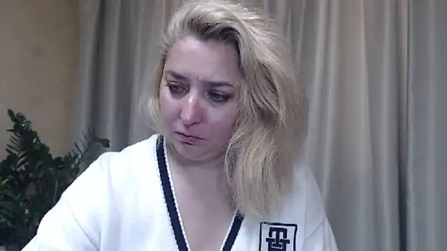 Snapshot of sweetpussy13 chatting on October 23, 2025, 6:34 am sweetpussy13 online show from October 23, 2025, 6:34 am