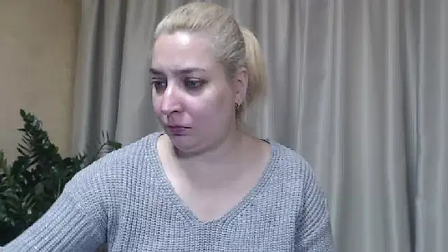 Snapshot of sweetpussy13 chatting on November 2, 2025, 7:44 am sweetpussy13 online show from November 2, 2025, 7:44 am