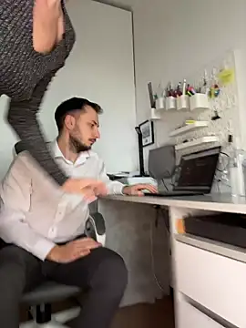 Lovebackground online show from April 3, 2026, 8:45 am