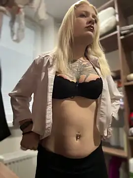 Snapshot of TeaseKitten- chatting on December 18, 2025, 5:24 am TeaseKitten- online show from December 18, 2025, 5:24 am