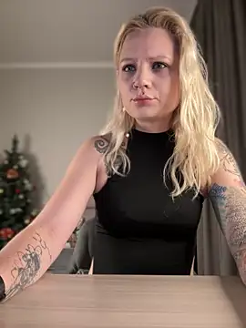 Snapshot of TeaseKitten- chatting on January 6, 2026, 5:11 am TeaseKitten- online show from January 6, 2026, 5:11 am