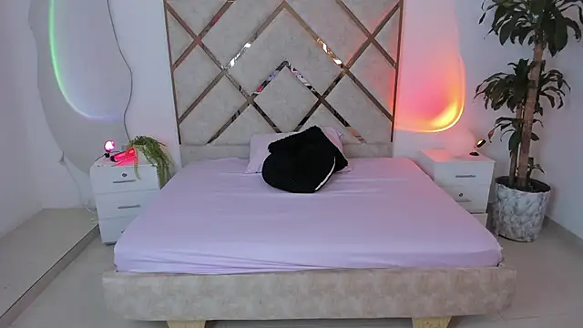 Snapshot of queenie_staar chatting on February 8, 2026, 11:30 pm queenie staar online show from February 8, 2026, 11:30 pm