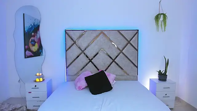 Snapshot of queenie_staar chatting on March 18, 2026, 7:39 pm queenie staar online show from March 18, 2026, 7:39 pm