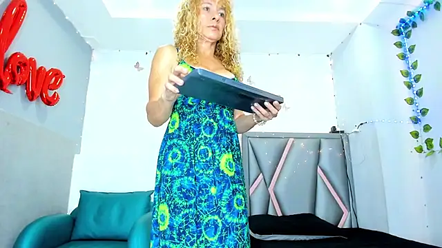 Esterlindez online show from July 30, 2026, 8:08 pm