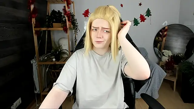 KellyKik online show from December 17, 2025, 8:04 pm