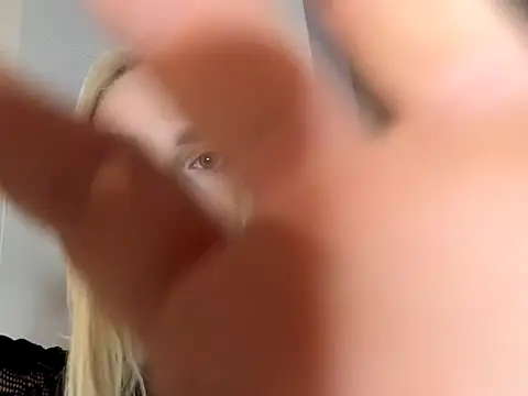 Snapshot of blonde_di chatting on December 13, 2025, 11:54 pm blonde di online show from December 13, 2025, 11:54 pm