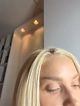 Snapshot of blonde_di chatting on December 19, 2025, 12:28 am blonde di online show from December 19, 2025, 12:28 am