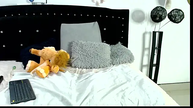 Snapshot of Naomy_Mature chatting on April 25, 2026, 12:24 am Naomy Mature online show from April 25, 2026, 12:24 am