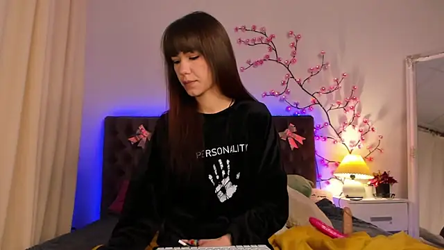 MilanaHotts online show from February 6, 2026, 6:29 am