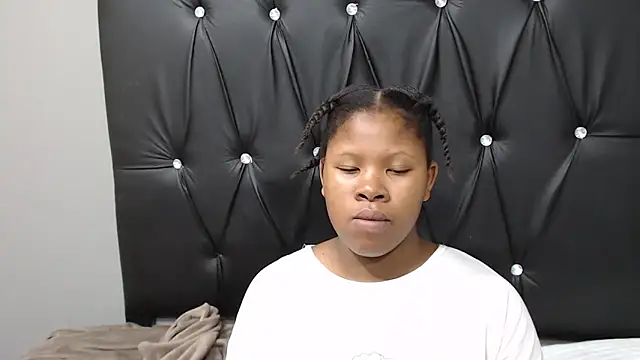 TemptingCloeXx online show from April 17, 2026, 8:45 pm