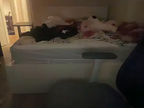 Snapshot of CologneAura chatting on April 6, 2026, 11:27 pm CologneAura online show from April 6, 2026, 11:27 pm