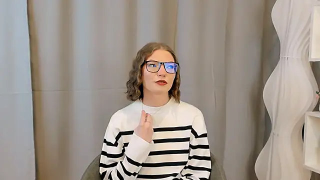 Snapshot of JeaneneWoltz chatting on December 18, 2025, 9:04 am JeaneneWoltz online show from December 18, 2025, 9:04 am