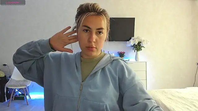 Roxi Joy online show from June 3, 2026, 9:34 am