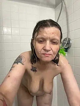 lindzybella online show from April 15, 2026, 7:48 am