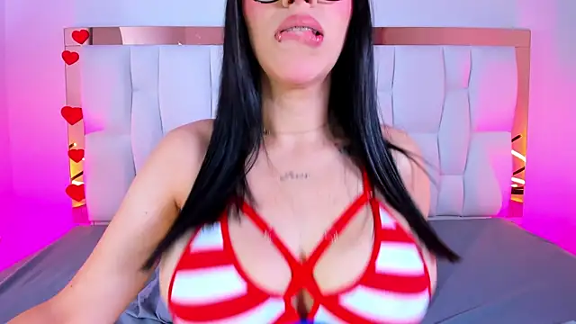 Snapshot of CamilleJuicy_ chatting on June 19, 2026, 1:04 pm CamilleJuicy online show from June 19, 2026, 1:04 pm